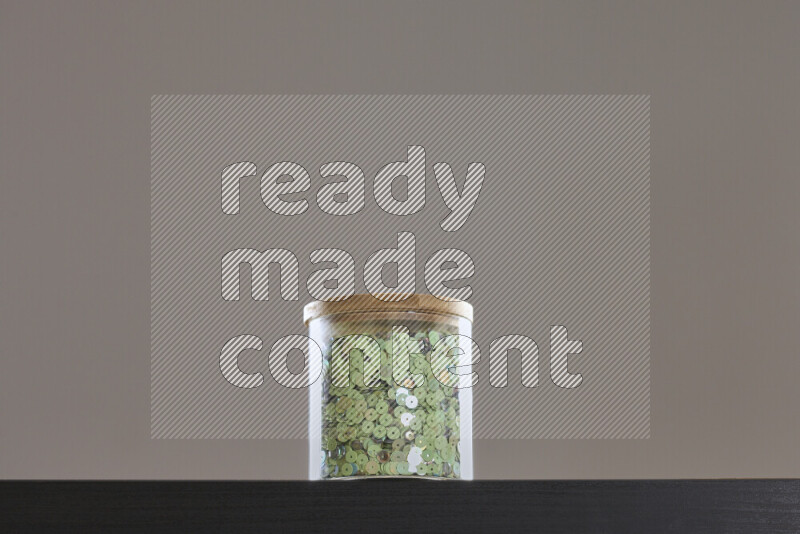 ترتر ملون في وعاء زجاجي علي خلفية سوداء