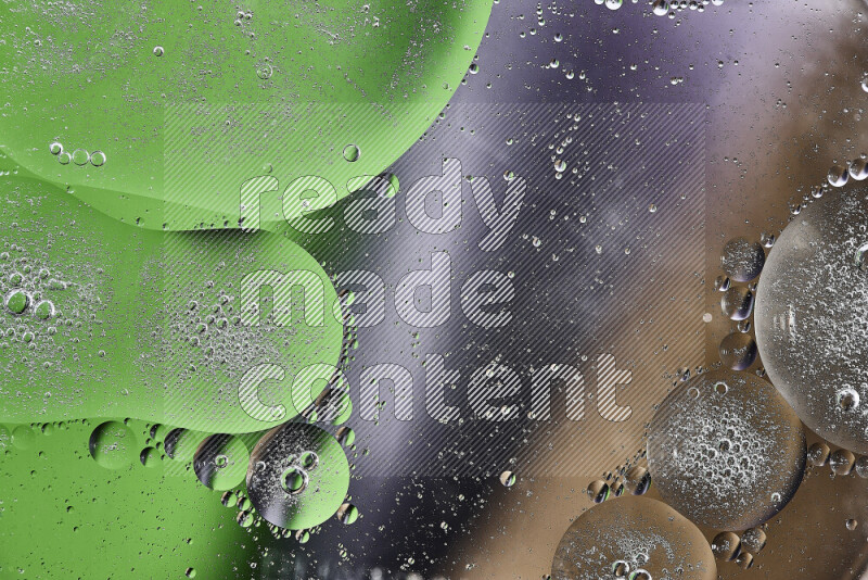 لقطات مقربة لفقاعات من الزيت على سطح الماء باللون الأسود والأخضر والبني