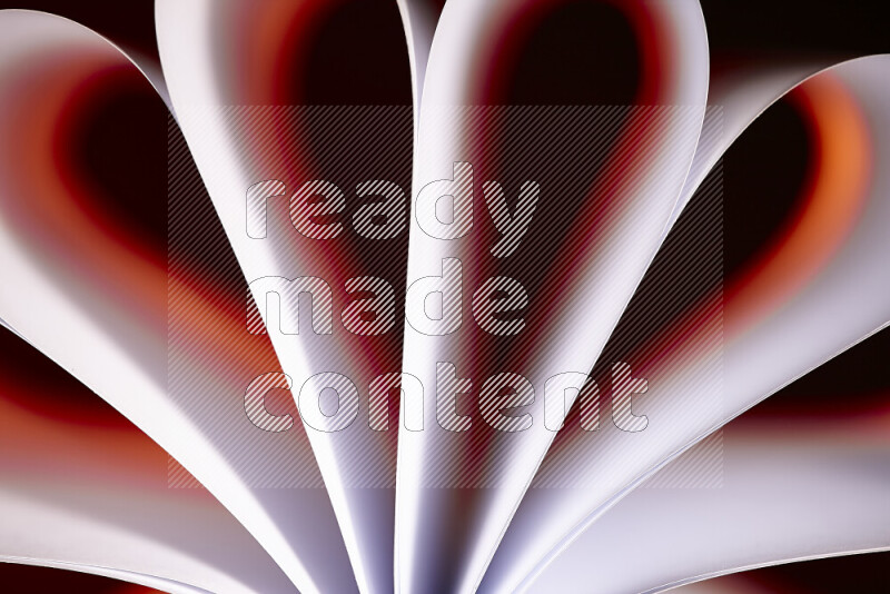 فن تجريدي يعرض منحنيات وتدرجات اللون الأبيض والبرتقالي مكونه بضوء ملون