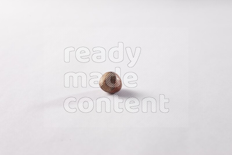 بندق على خلفية بيضاء