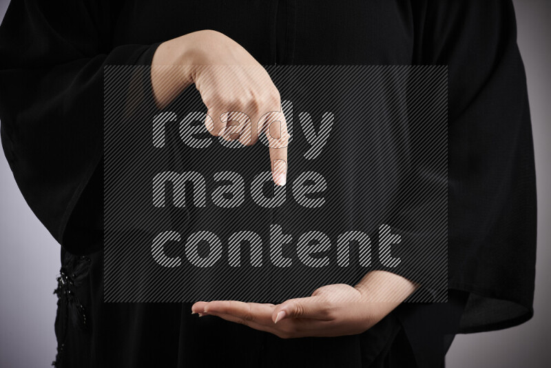 امرأة تشير بيديها بلغة الإشارات المختلفة