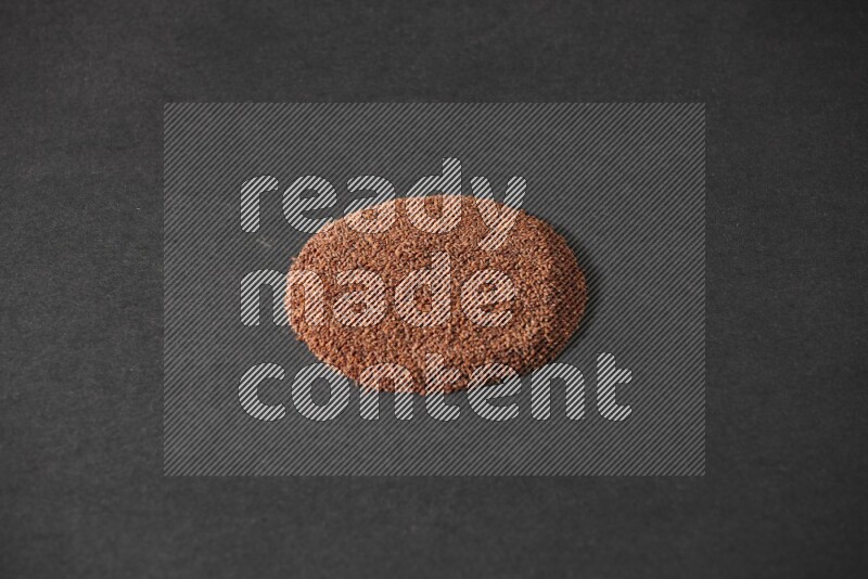 بذور حب الرشاد علي شكل دائرة علي خلفية سوداء