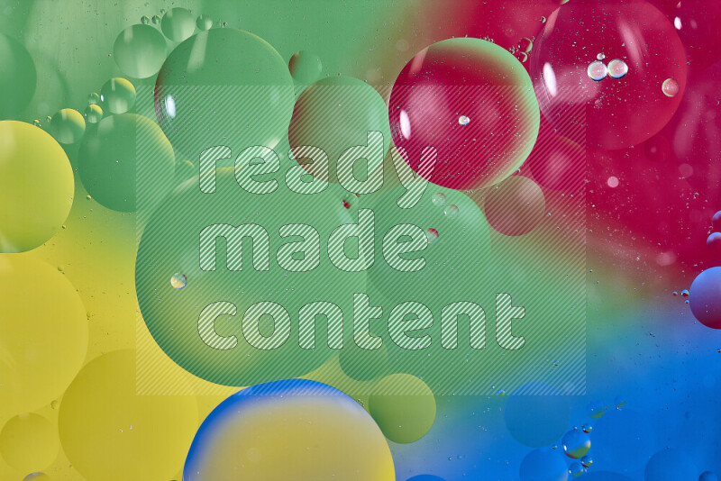 لقطات مقربة لفقاعات من الزيت على سطح الماء باللون الأصفر والأزرق والأحمر والأخضر