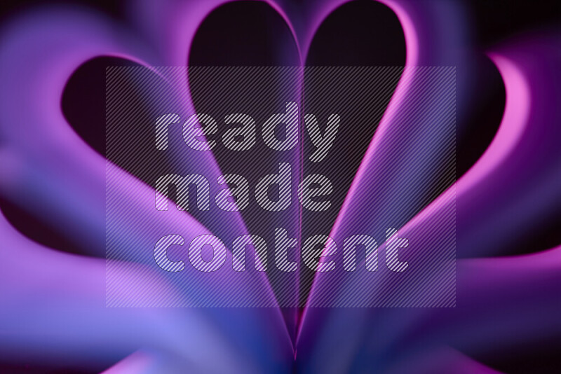 فن تجريدي يعرض منحنيات وتدرجات اللون الوردي والأرجواني مكونه بضوء ملون