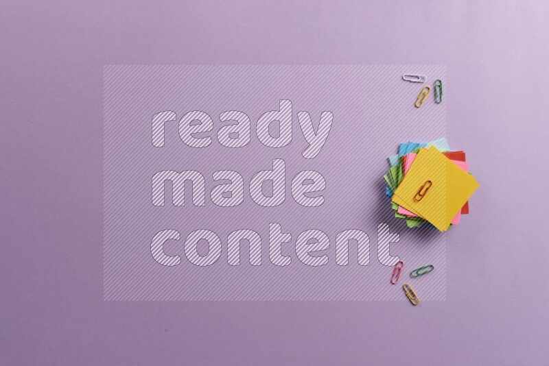 ورق ملاحظات متعدد الألوان مع مستلزمات مدرسية على خلفية أرجوانية