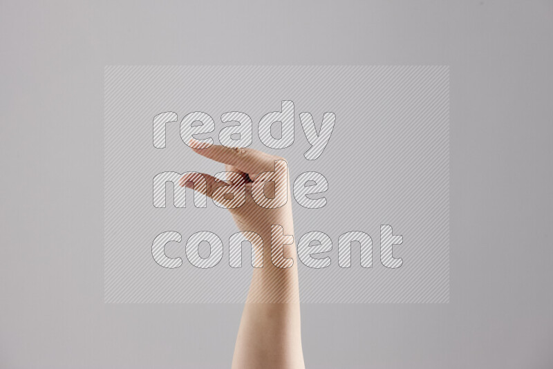 امرأة تشير بيديها بلغة الإشارات المختلفة