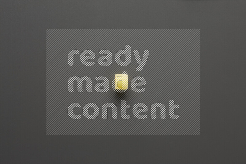 معكرونة خواتم علي خلفية رمادية