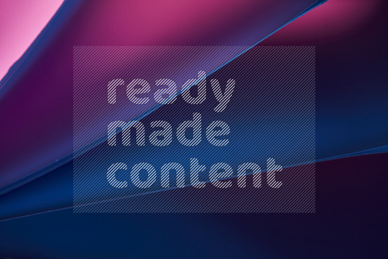 فن تجريدي يعرض منحنيات مع تدرجات الألوان الدافئة والباردة مكونه بضوء ملون