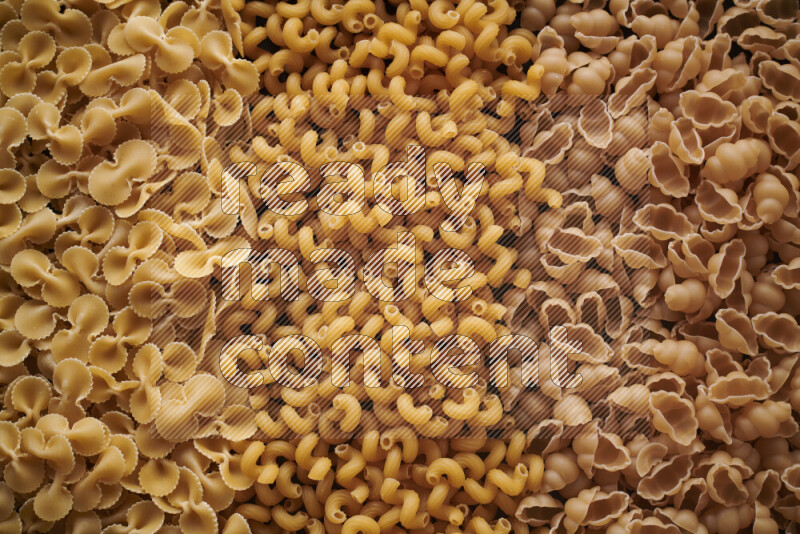 3 انواع معكرونة علي الخلفية كاملة