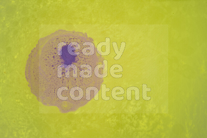 تلتقط الصورة تناثرا للطلاء الأرجواني علي خلفية صفراء