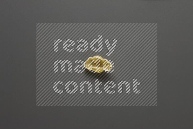 معكرونة قواقع علي خلفية رمادية