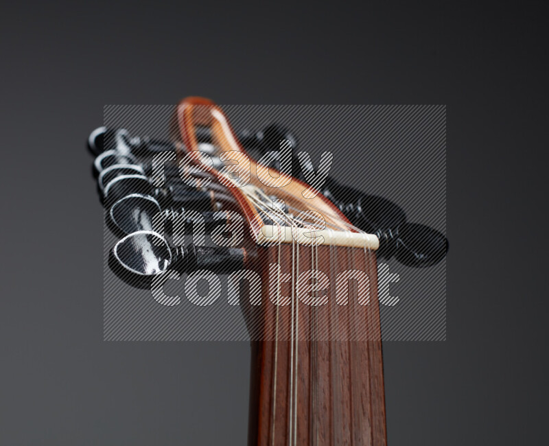 اجزاء من عود خشبي بني على خلفية رمادية