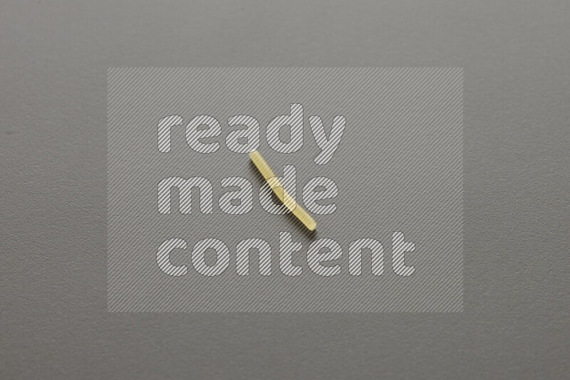 شعيرية علي خلفية رمادية