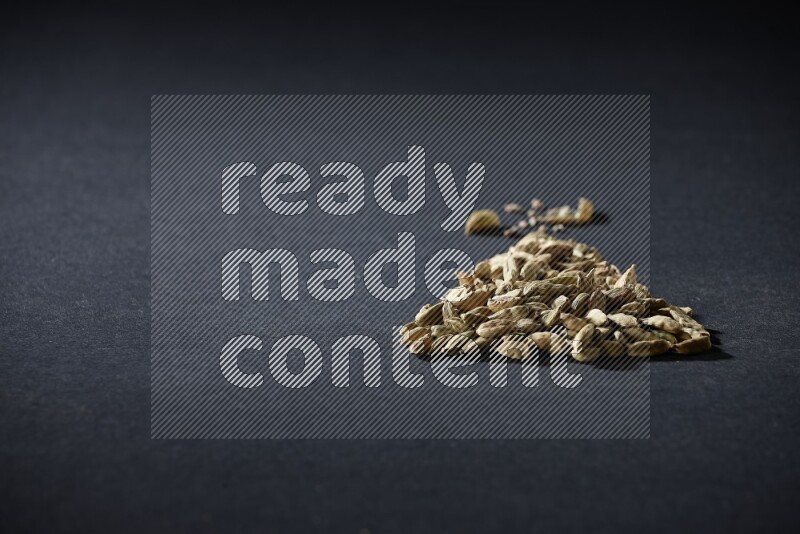 حبوب الهيل في شكل مثلث على خلفية سوداء