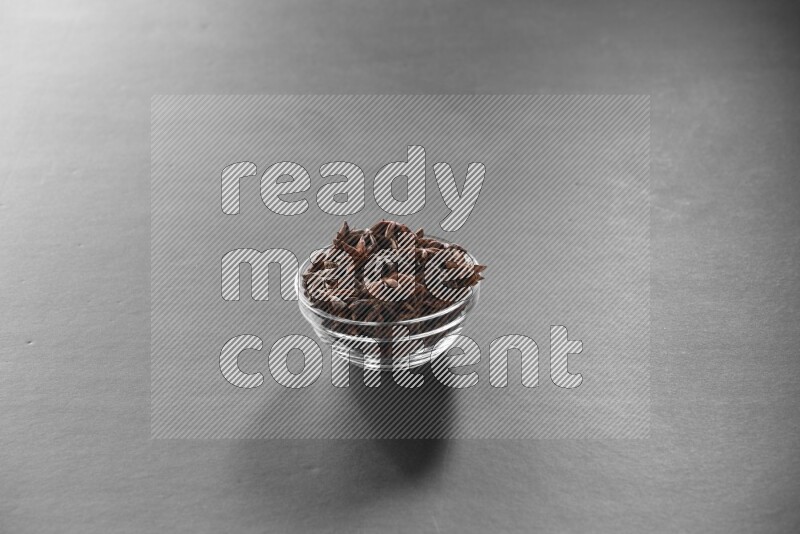 يانسون نجمي في وعاء زجاجي علي خلفية سوداء