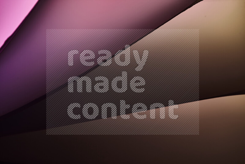 فن تجريدي يعرض منحنيات مع تدرجات الألوان الدافئة والباردة مكونه بضوء ملون