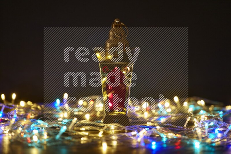 فانوس رمضان تقليدي محاط بأضواء الزينة المتوهجة