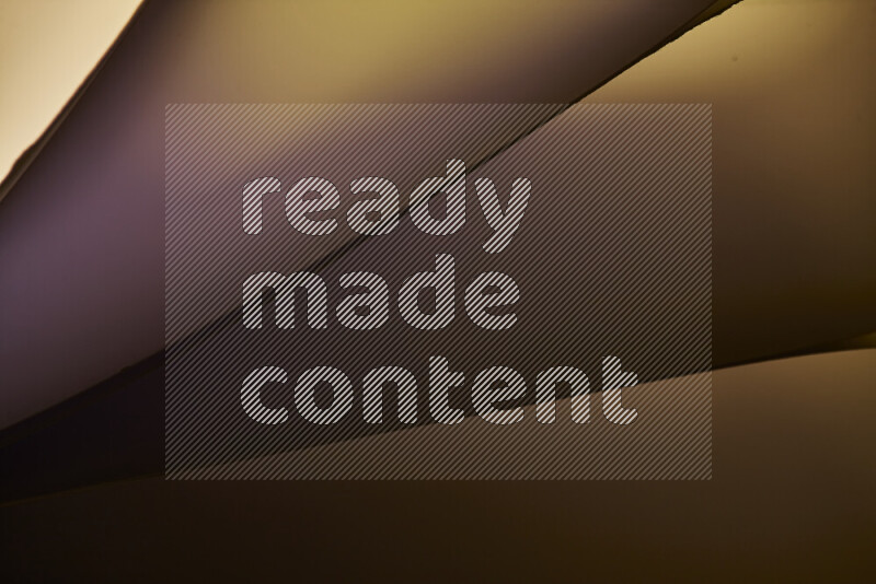 فن تجريدي يعرض منحنيات مع تدرجات الألوان الدافئة والباردة مكونه بضوء ملون