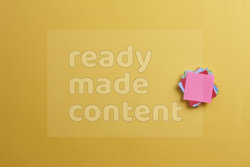 ورق ملاحظات متعدد الألوان مع مستلزمات مدرسية على خلفية صفراء