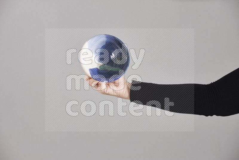 امرأة ترتدي عباءة سوداء تحمل أدوات فخارية مختلفة في أوضاع متعددة