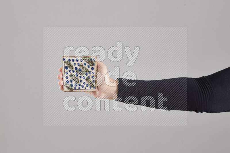 امرأة ترتدي عباءة سوداء تحمل أدوات فخارية مختلفة في أوضاع متعددة