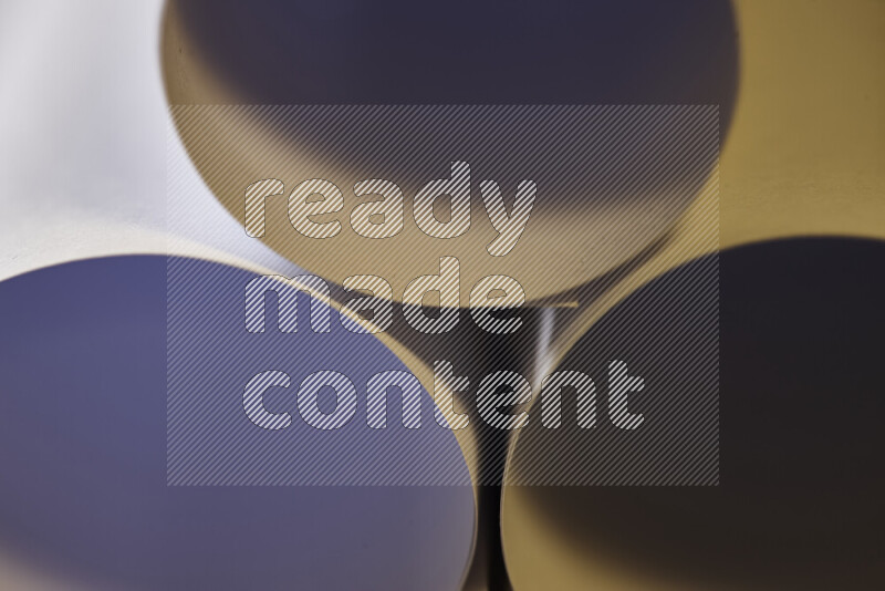 الصورة تعرض فن ورقي تجريدي بأشكال دائرية بدرجات متنوعة من اللون الرمادي والدرجات الدافئة