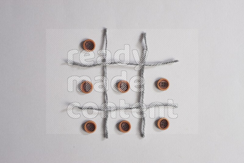 أزرار خشبية موضوعة علي خلفية رمادية