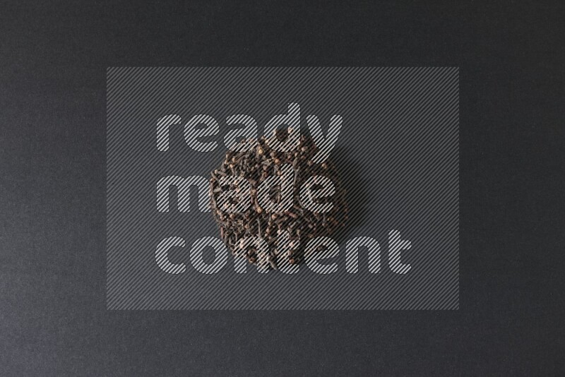 Cloves in a circle shape on a black flooring