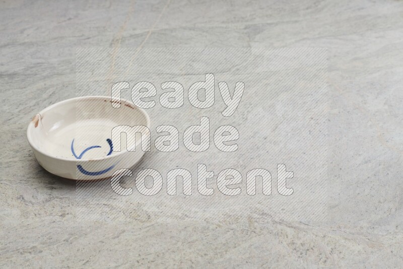 وعاء فخاري متعدد الألوان على خلفية من الرخام الرمادي