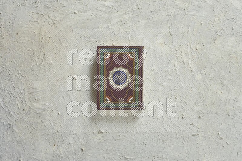 مصحف مع سبحة صلاه علي خلفية بيضاء