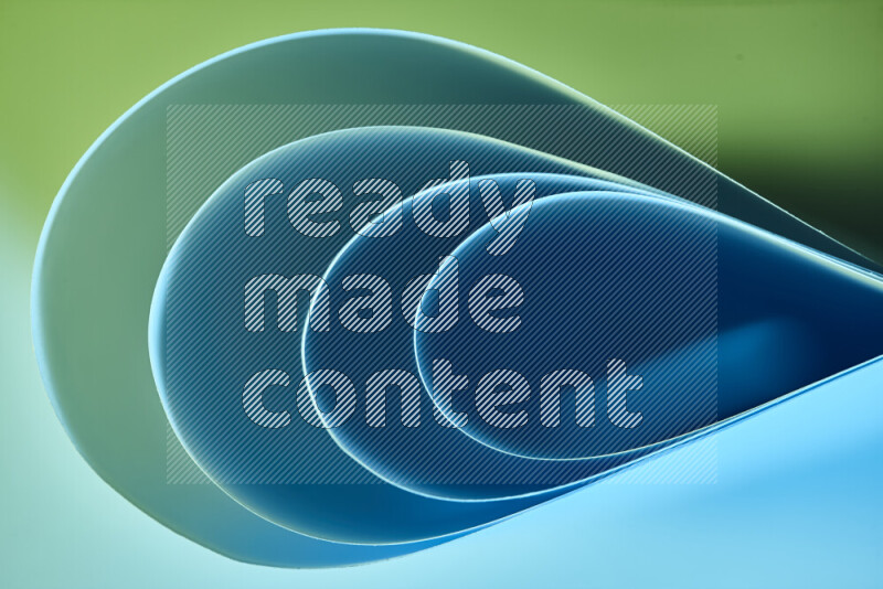 فن تجريدي لورق مطوي على شكل منحنيات ناعمة بتدرجات اللون الأخضر والأزرق