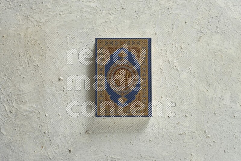 مصحف مع سبحة صلاه علي خلفية بيضاء