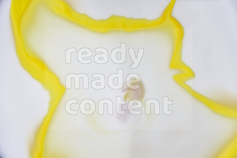 لقطة مقربة لأنماط دوامية باللون الأصفر والأبيض