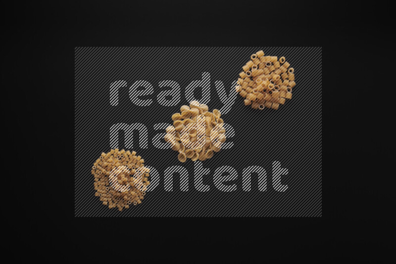 أنواع مختلفة من المعكرونة علي خلفية سوداء