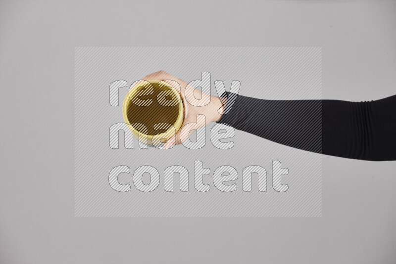 امرأة ترتدي عباءة سوداء تحمل أدوات فخارية مختلفة في أوضاع متعددة