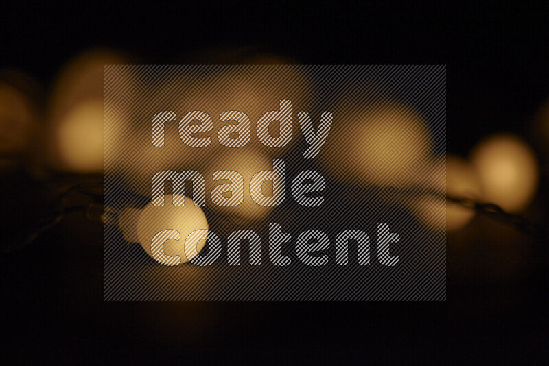 مصابيح ذهبية علي خلفية سوداء