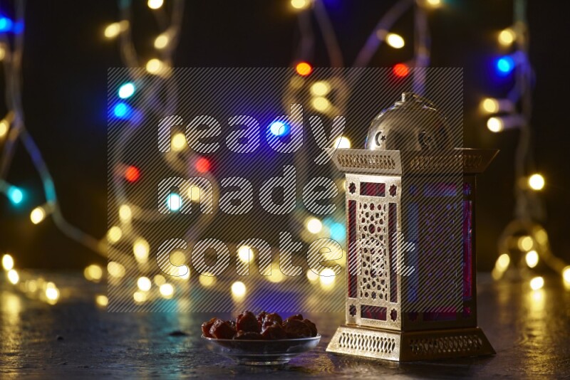 فانوس رمضان تقليدي محاط بأضواء الزينة المتوهجة