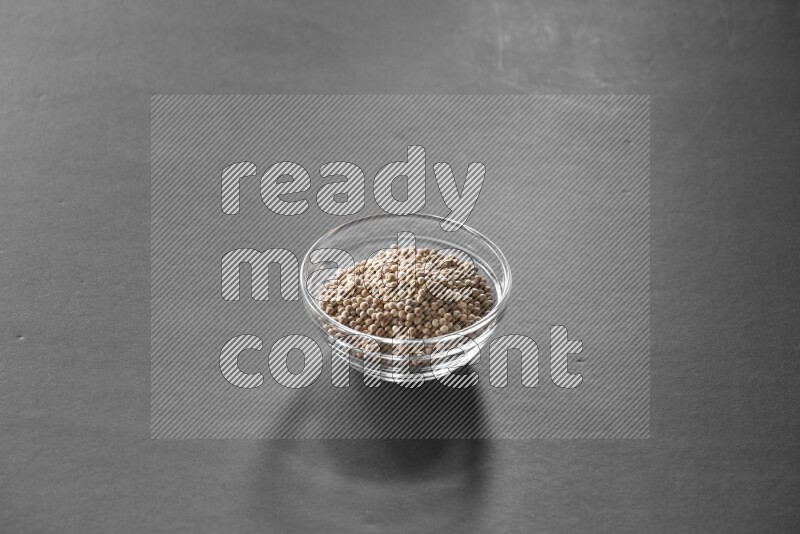 فلفل أبيض في وعاء زجاجي علي خلفية سوداء