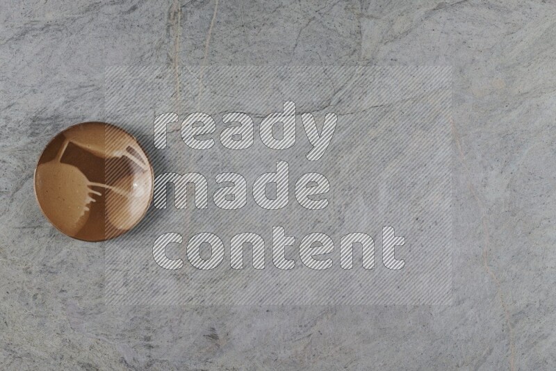 صحن فخاري متعدد الألوان على خلفية من الرخام الرمادي