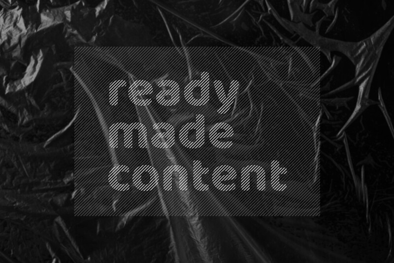 تظهر الصورة سطح من البلاستيك علي خلفية داكنة