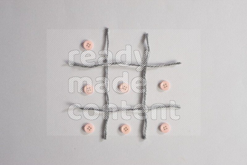 أزرار زهرية موضوعة علي خلفية رمادية