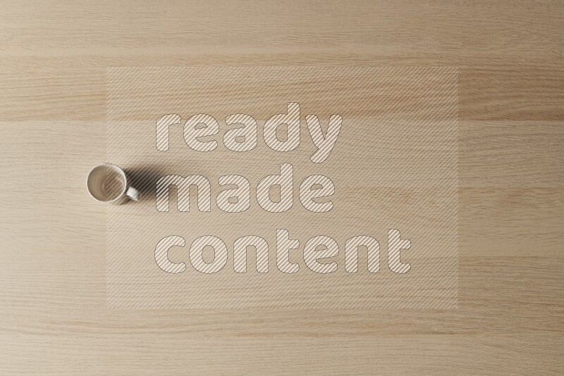 كأس فخاري على خلفية خشبية فاتحة