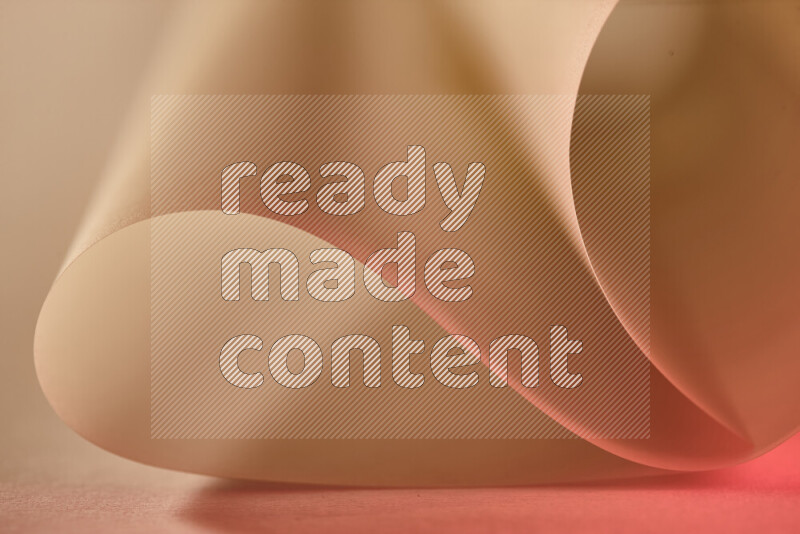 فن تجريدي يعرض منحنيات وتدرجات اللون الذهبي والأحمر مكونه بضوء ملون