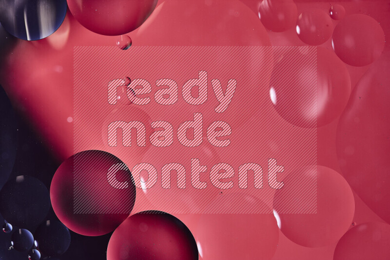 لقطات مقربة لفقاعات من الزيت على سطح الماء باللون الأسود والأحمر