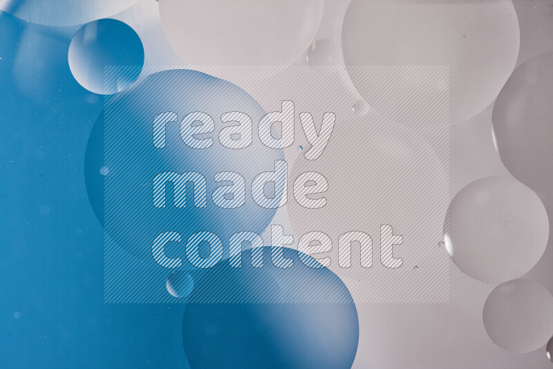 لقطات مقربة لفقاعات من الزيت على سطح الماء باللون الأبيض والأزرق