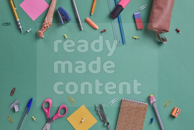 مستلزمات مدرسية مختلفة على خلفية خضراء