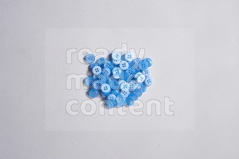 أزرار زرقاء موضوعة علي خلفية رمادية