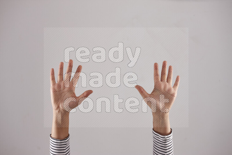 امرأة تشير بيديها بلغة الإشارات المختلفة