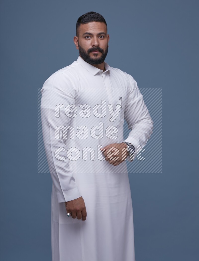 رجل سعودي يرتدي ثوب ابيض ويقف بأوضاع مختلفه