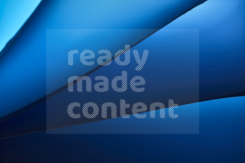 فن تجريدي يعرض منحنيات مع تدرجات الألوان الباردة مكونه بضوء ملون